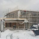 Hus under bygging i snøvær